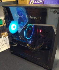 Gaming PC mit RGB Lüfter und GeForce RTX Grafikkarte im Glasgehäuse