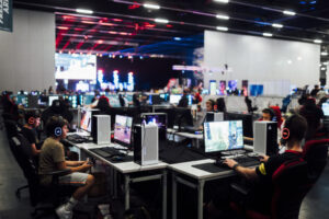 LAN Party mit Gaming PCs und Spielern bei E-Sport Event