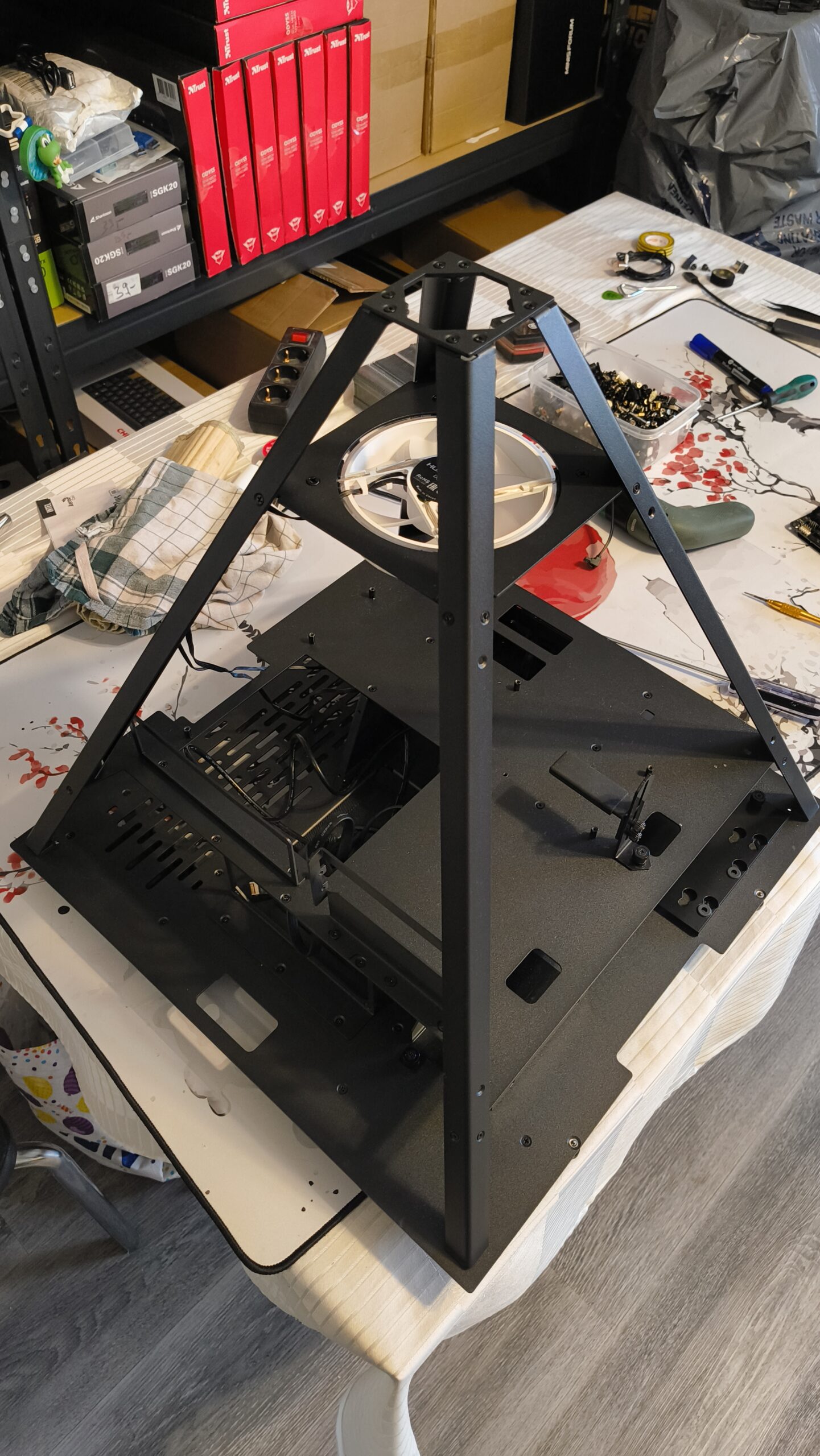 Gebrauchtes AZZA Pyramid 804 PC Gehäuse kaufen Extravagantes Show-Case