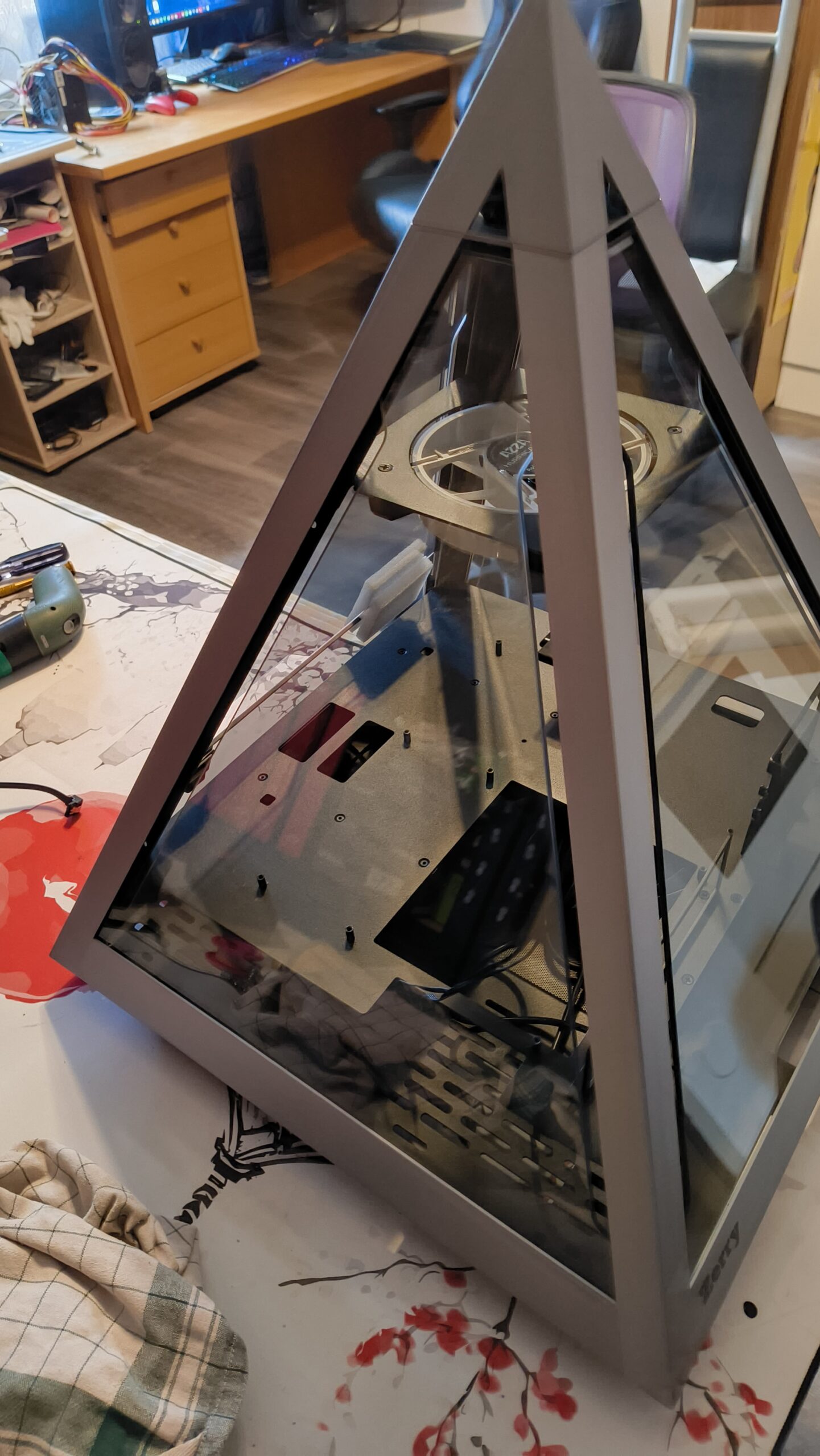 Gebrauchtes AZZA Pyramid 804 PC Gehäuse kaufen Extravagantes Show-Case